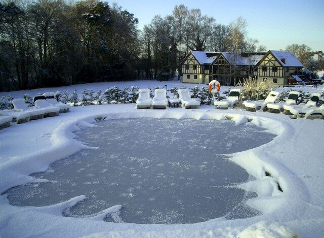 Guitar-shaped swimming pool at The Springs hôtel, North Stoke, Oxfordshire. The pool was built for the guitarist Ian Gillan of the rock band Deep Purple when he owned the hôtel.