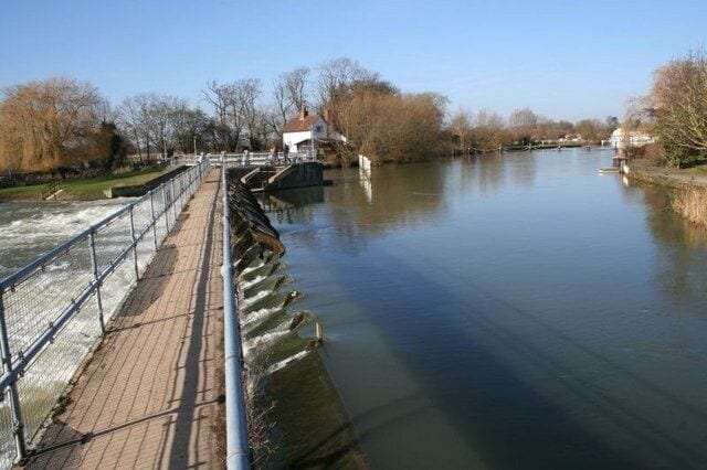 Walkway over the spillway Looking up the Thames from the walkway over it at Benson.
