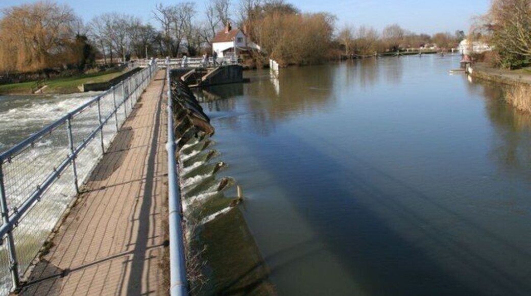 Walkway over the spillway Looking up the Thames from the walkway over it at Benson.