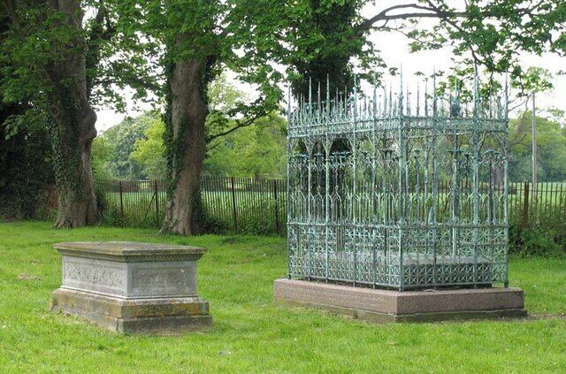 St Mary the Virgin, Albury, Herts - Churchyard