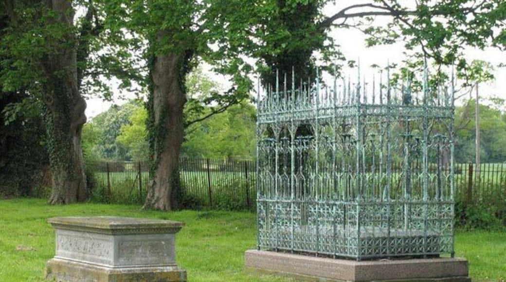 St Mary the Virgin, Albury, Herts - Churchyard