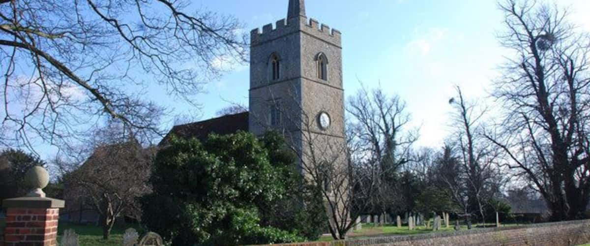 Una iglesia con un campanario alto y una torre del reloj.