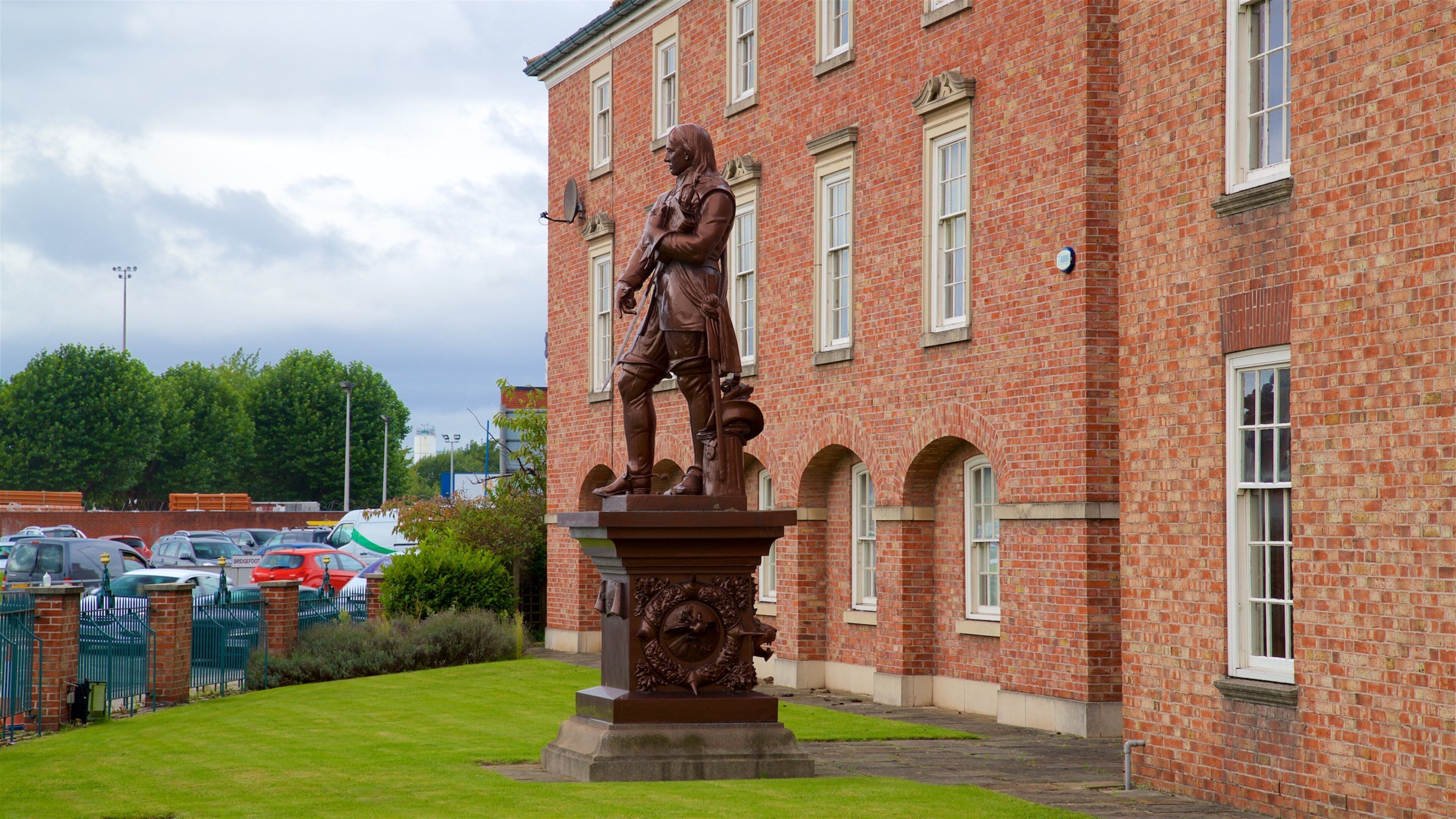 Warrington que incluye una estatua o escultura