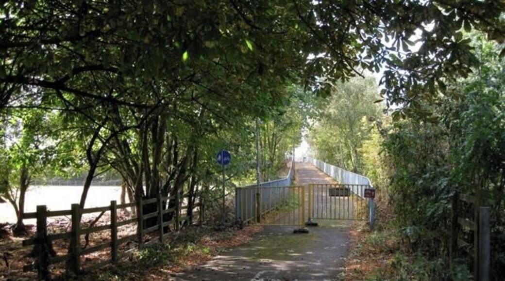 Approach to footbridge over M40 by junction 15. Seen from the end of the driveable part of the former A429 to Barford and Wellesbourne, that was severed by the motorway and diverted 13350 Seen from the rear of Longbridge Manor.