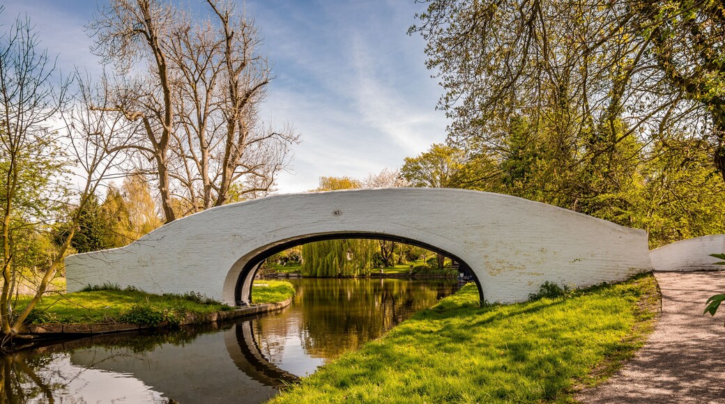 Lady Capel’s Bridge (Grand Union Canal Bridge No 163), in Cassiobury Park, Watfrord, Hertfordshire, England. Made of whitewashed brick, circa 1800.