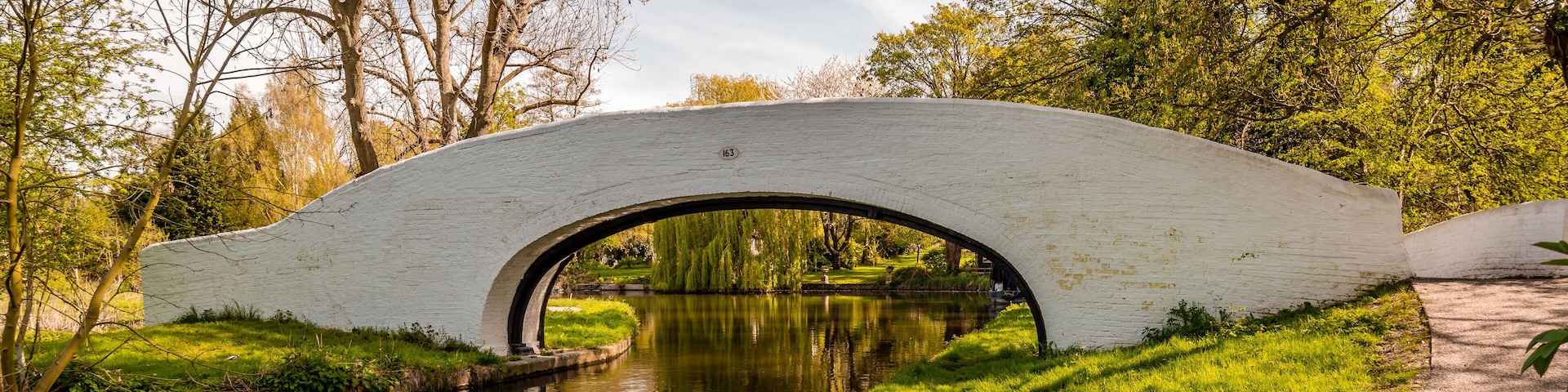 Lady Capel’s Bridge (Grand Union Canal Bridge No 163), in Cassiobury Park, Watfrord, Hertfordshire, England. Made of whitewashed brick, circa 1800.