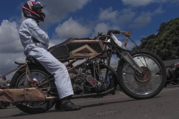 The test hill at brooklands, where vintage machines are put through their paces.
The first motor racing circuit in the world.
#Trovember