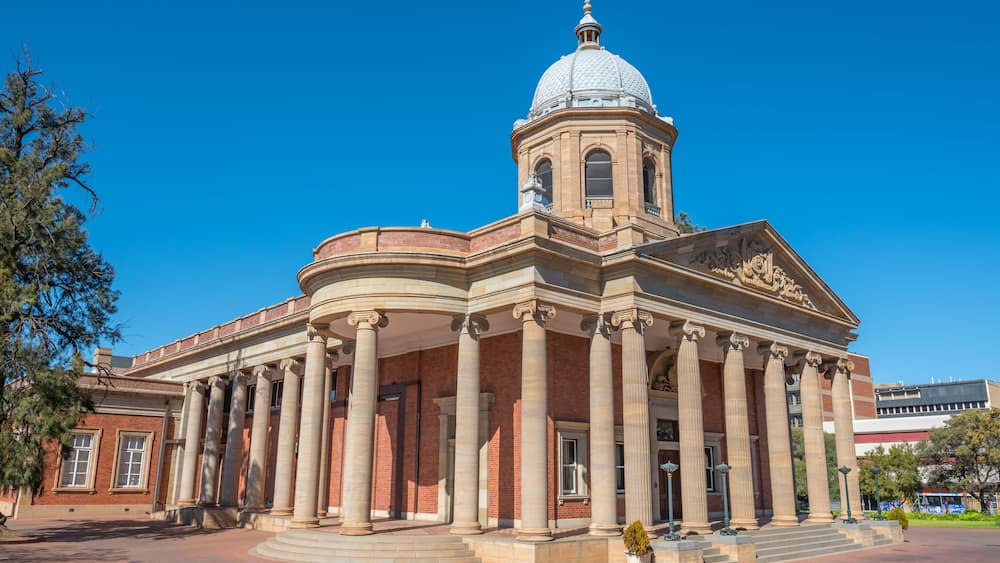 Un bâtiment de style classique, doté d’un dôme et de colonnes.