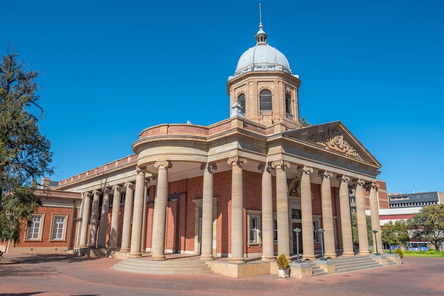 A classical building with a dome and columns.