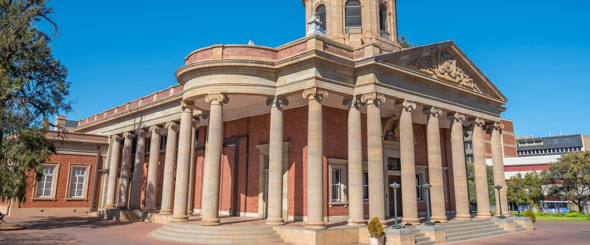 A classical building with a dome and columns.