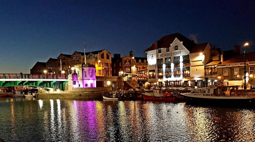 Great view on the harbour. The lights change colours. And their is a brilliant fish and chips shops right behind me from this angel of the picture.