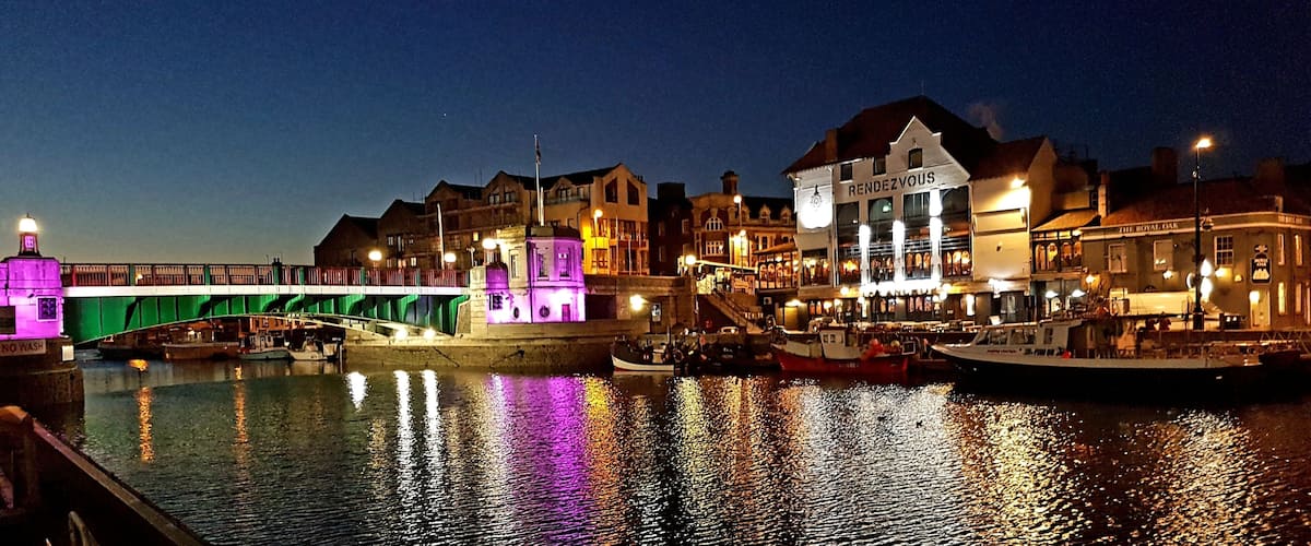 Great view on the harbour. The lights change colours. And their is a brilliant fish and chips shops right behind me from this angel of the picture.