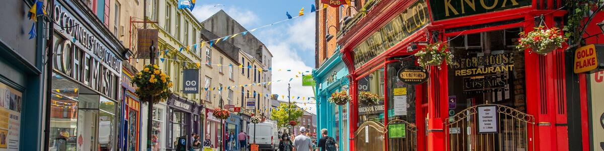 Ennis showing a city and street scenes