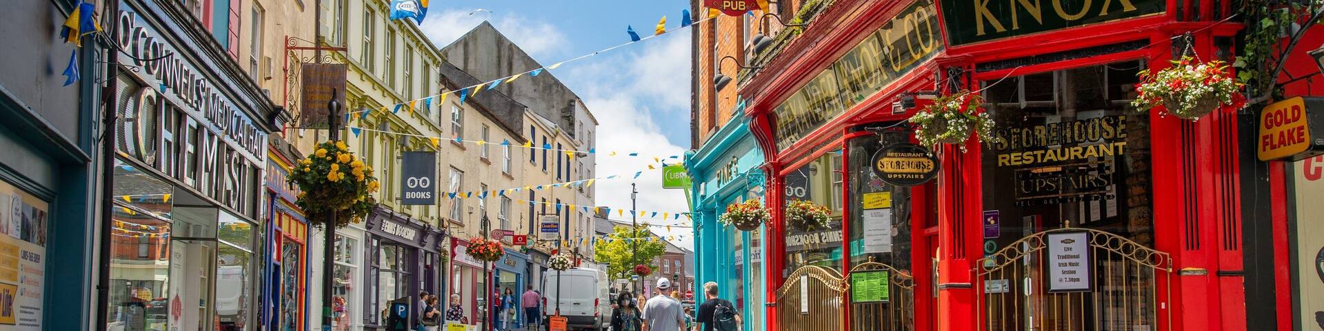 Ennis showing a city and street scenes