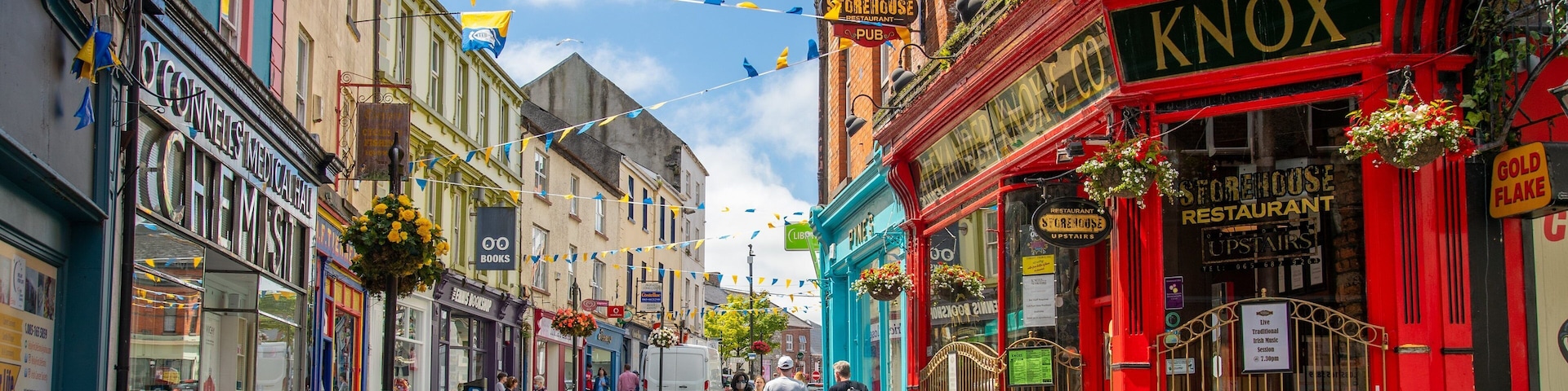 Ennis showing a city and street scenes