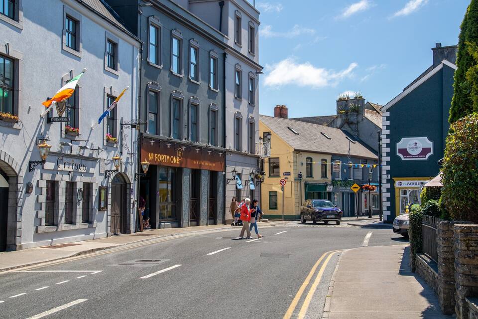 A street with buildings, a sign for 'No. 41', and a 'Guinness' pub.