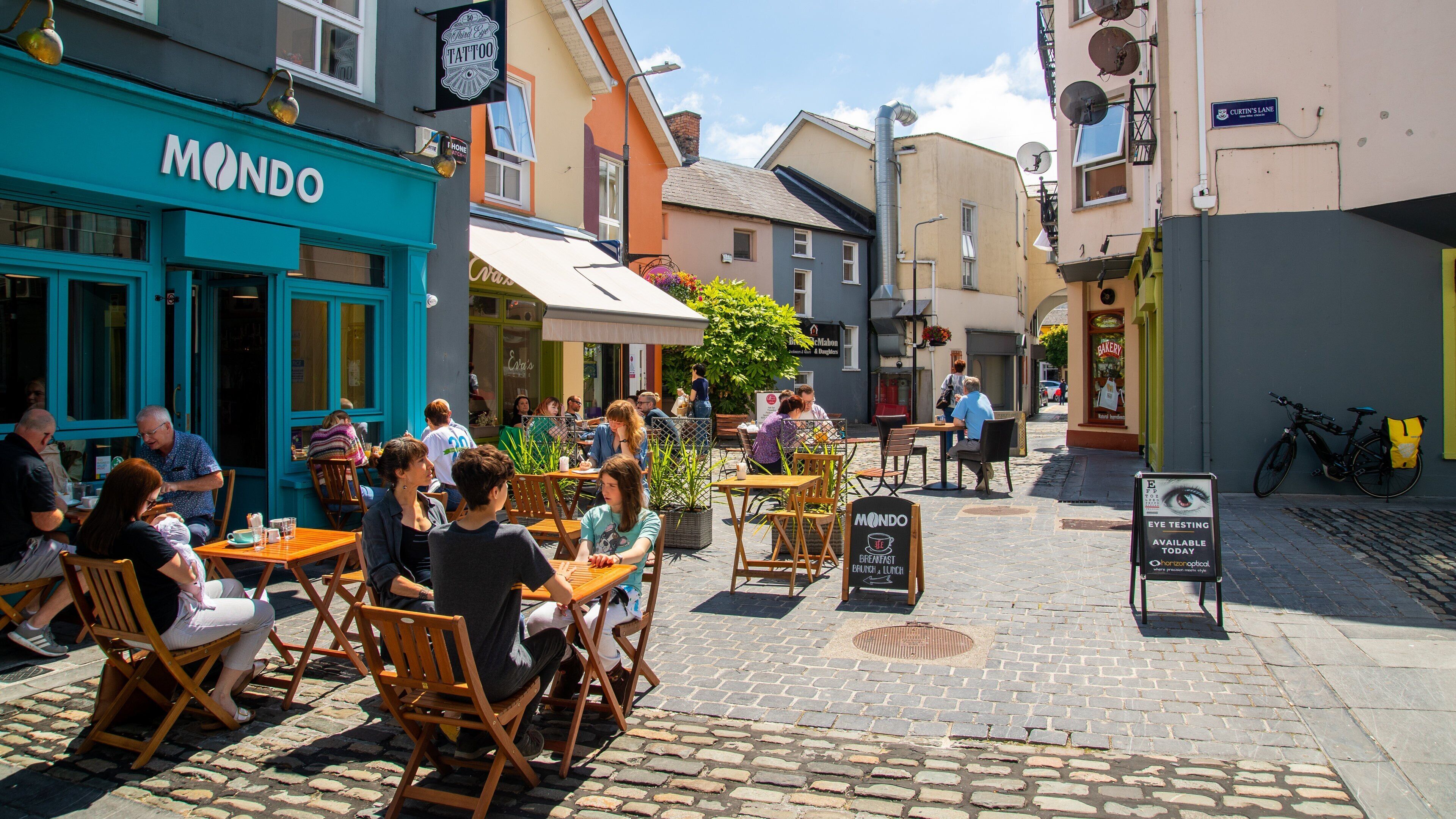 Ennis showing street scenes and outdoor eating as well as a small group of people