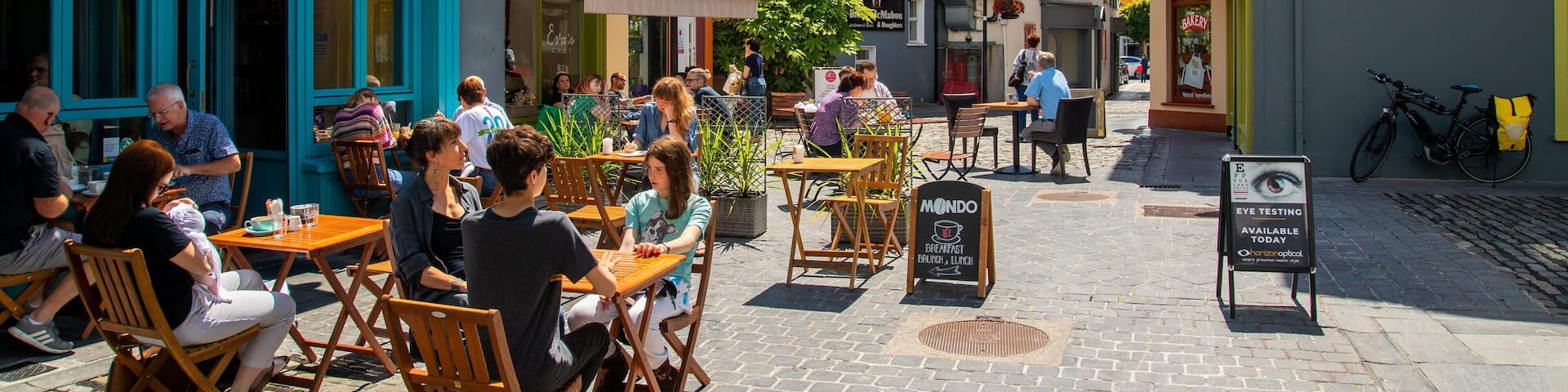 Ennis showing street scenes and outdoor eating as well as a small group of people