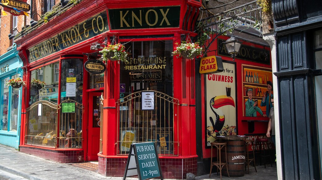 Ennis which includes signage