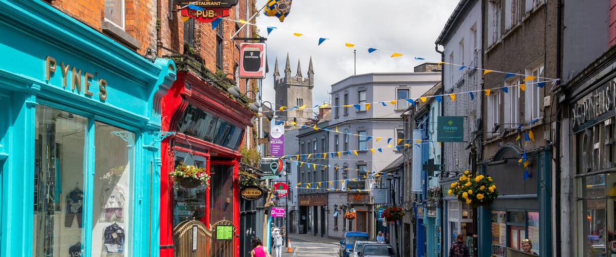 Ennis which includes a city and street scenes