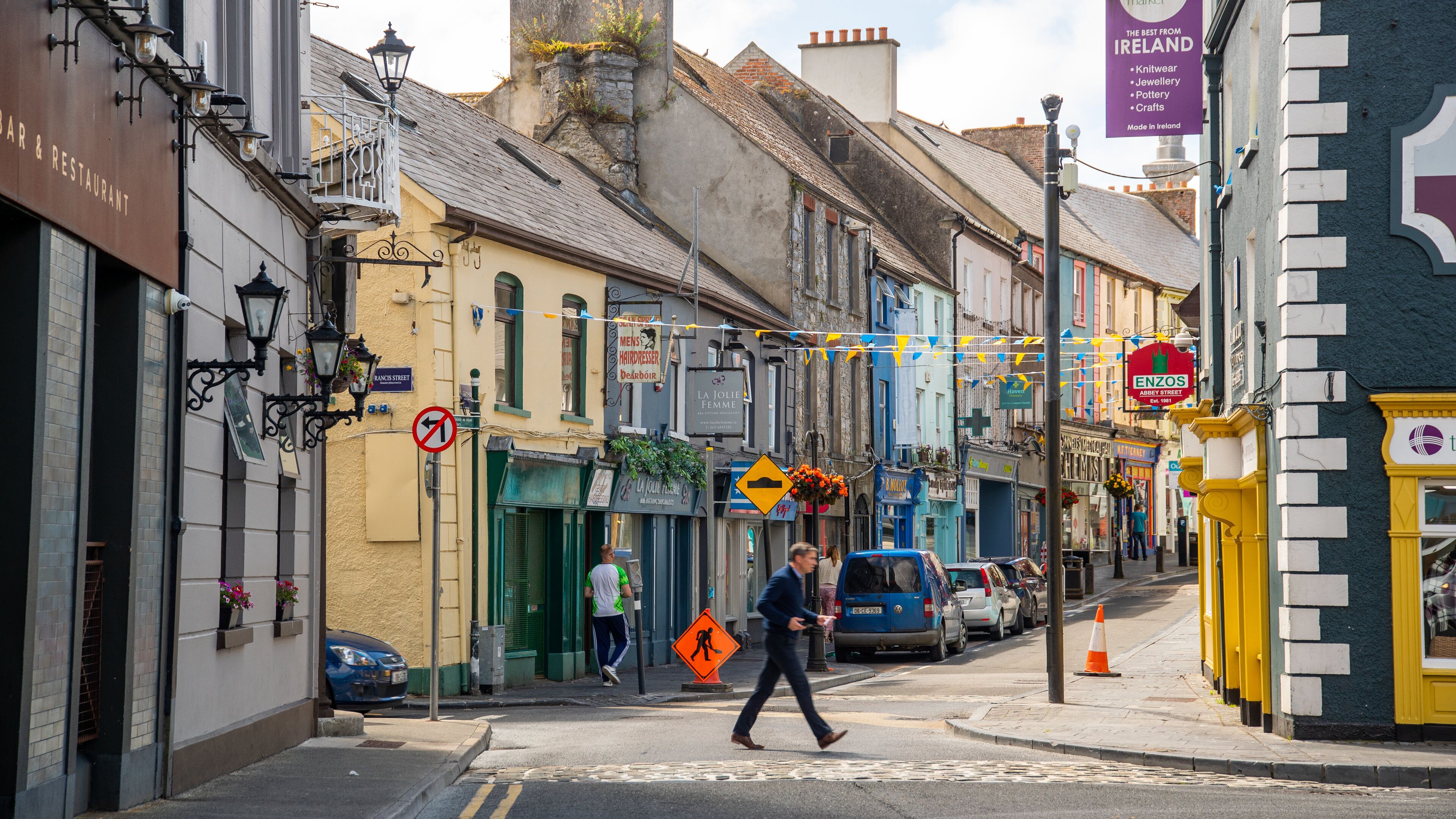 Ennis which includes a city and street scenes