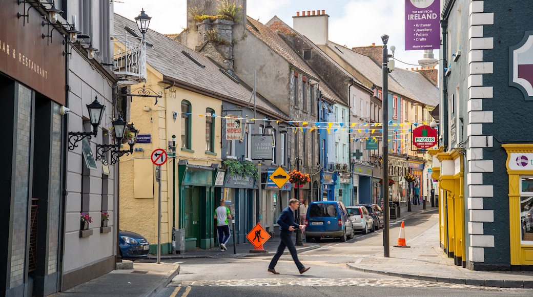 Ennis which includes a city and street scenes