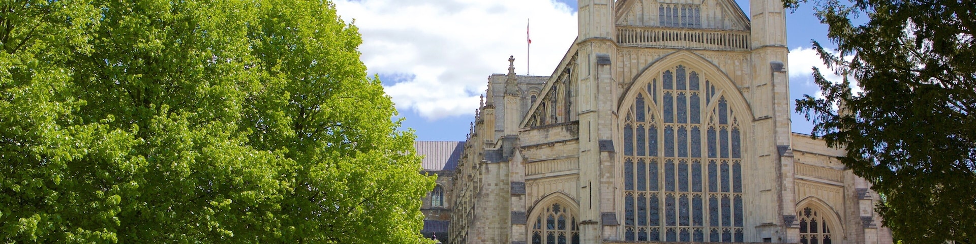 Winchester caracterizando arquitetura de patrimônio assim como um pequeno grupo de pessoas