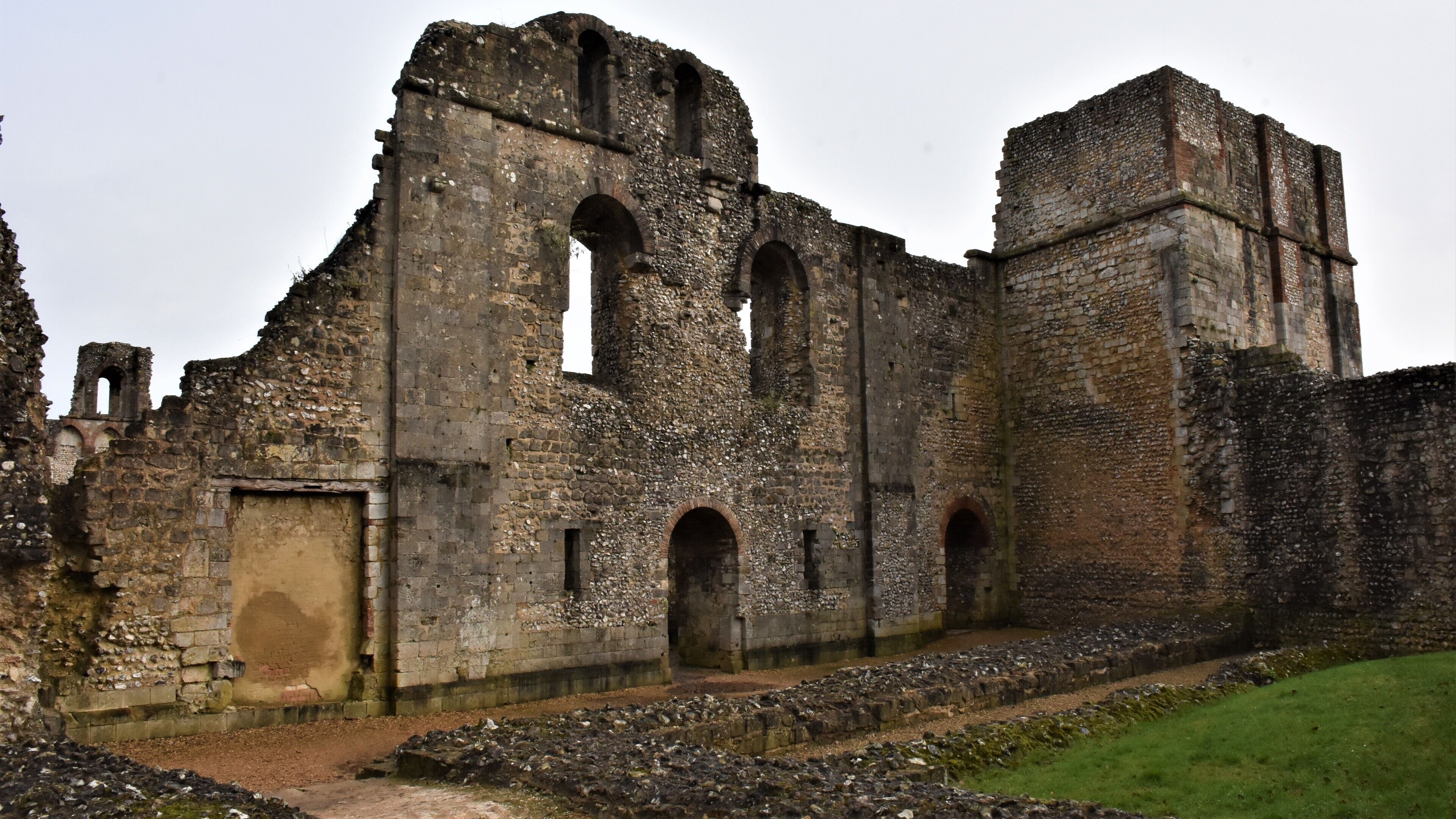 #lksawaydays 6/2020 With the approaching Ciara TeamLK were forced to change our initial plan and come up with a plan B. For our next #lkswaydaysUK we decided to carry on the theme of Lord and Lady LK, this time we had a Court Jester in tow too, and to find a castle that we could do Saturday morning (our original plan didn't feature a castle). We settled with Wolvesey Castle and a wander through the snowdrop covered garden of the Bishop of Winchester. We arrived before 10am and parked free for 2 hours along the road from the castle. The English Heritage site is free to enter and to roam around the 12th Century ruins. Wolvesey Castle famous for the Rout of Winchester is a relatively small site and has no walkways to higher levels. The most you need here is about an hour. We would only recommend visiting if you are already in Winchester. #lksawaydays gives Wolvesey Castle a 'meh' #wolveseycastle #winchester #outandabout #castle #uk