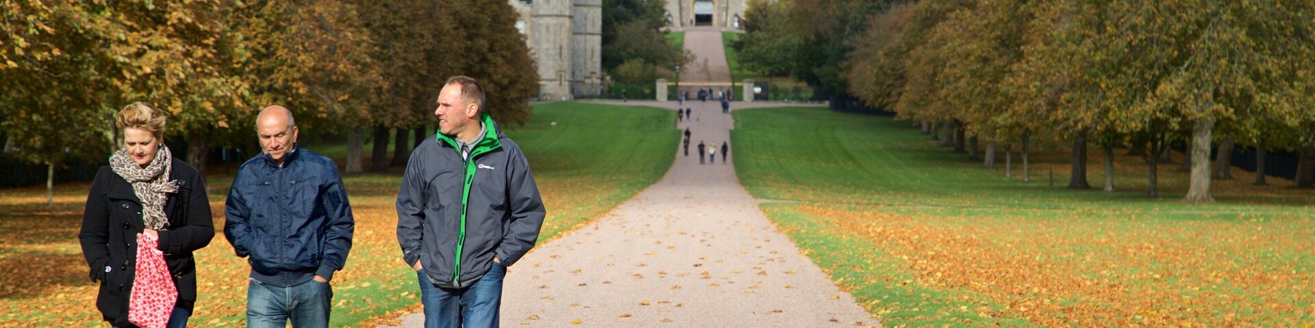 Windsor caracterizando cores do outono e um jardim assim como um pequeno grupo de pessoas