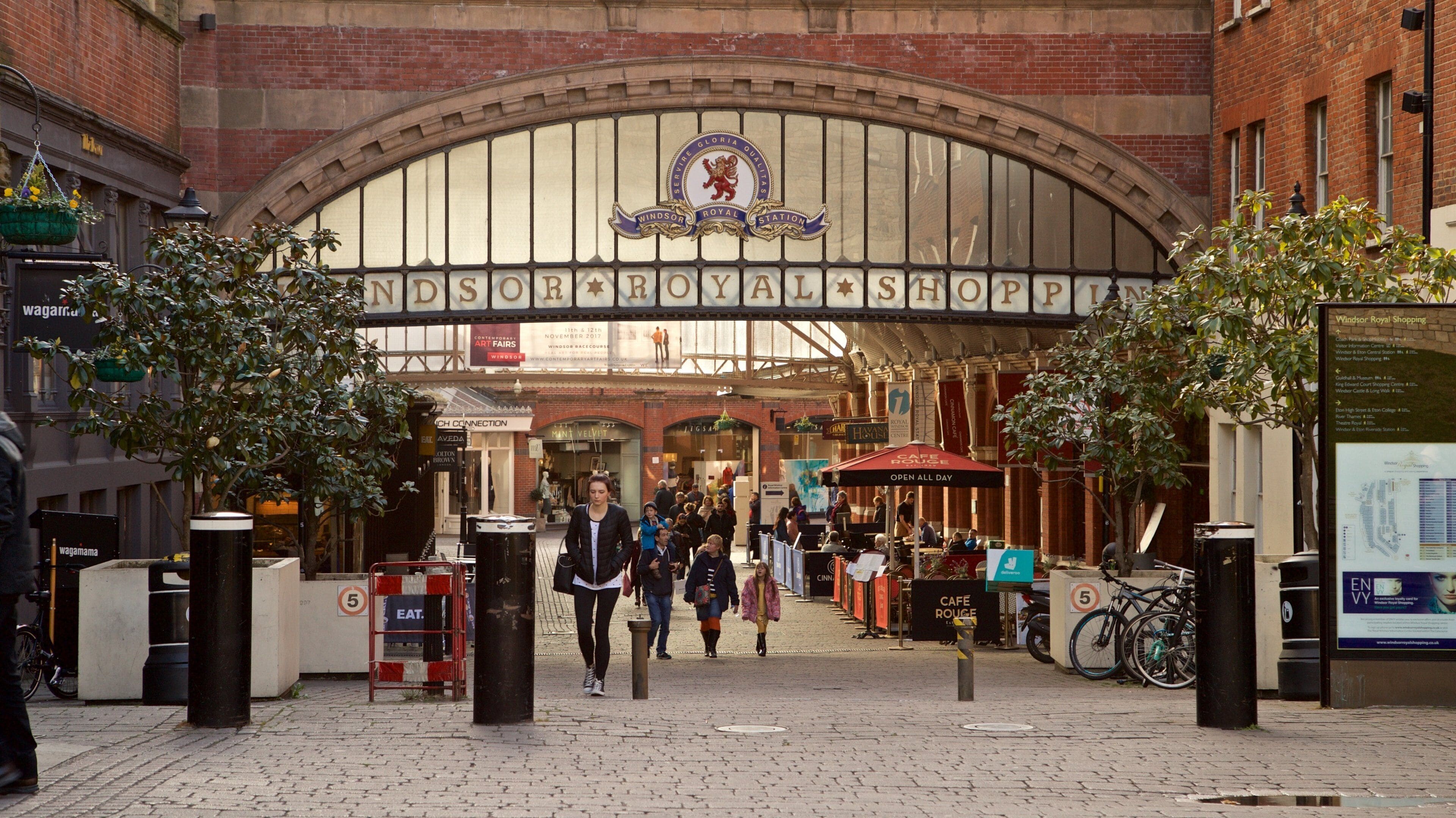 Estação Windsor Royal com um grande arco e a placa 