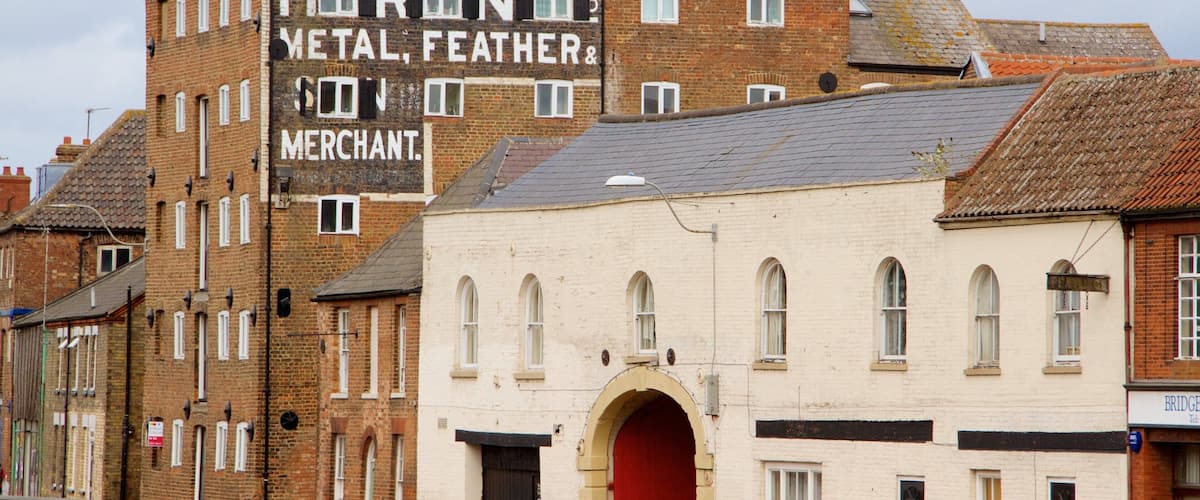 A building with a sign that reads "HORON METAL, FEATHER & MERCHANT."