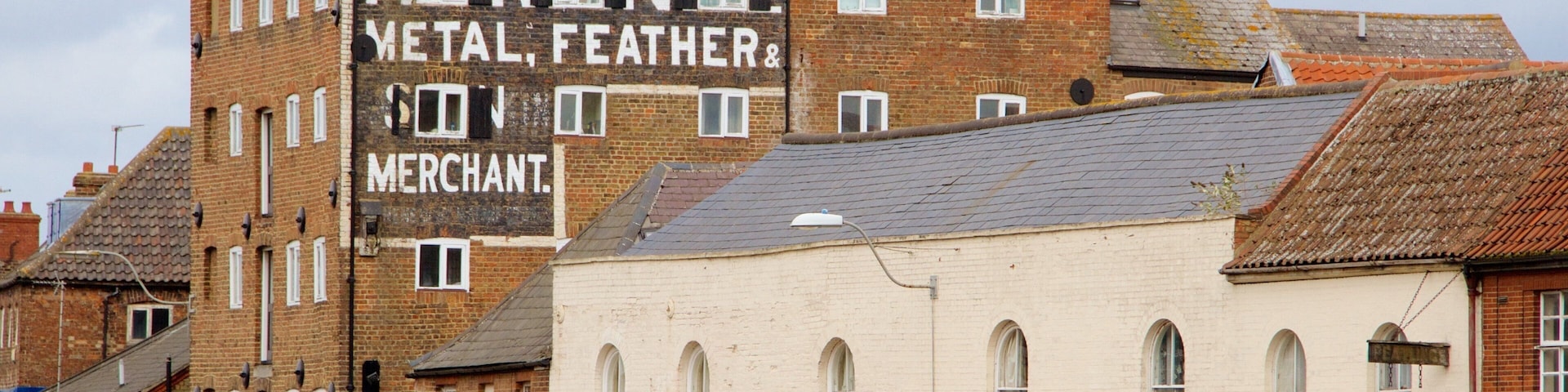 A building with a sign that reads "HORON METAL, FEATHER & MERCHANT."
