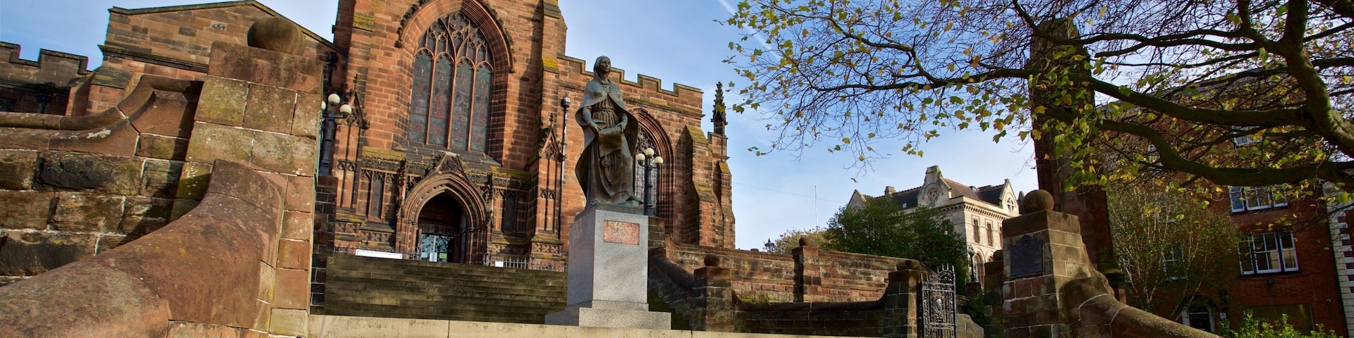 Wolverhampton caracterizando arquitetura de patrimônio, uma estátua ou escultura e uma igreja ou catedral