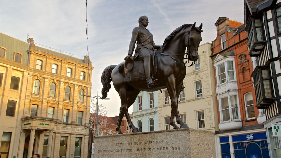 Una statua di un uomo a cavallo in una piazza cittadina, con edifici storici sullo sfondo.