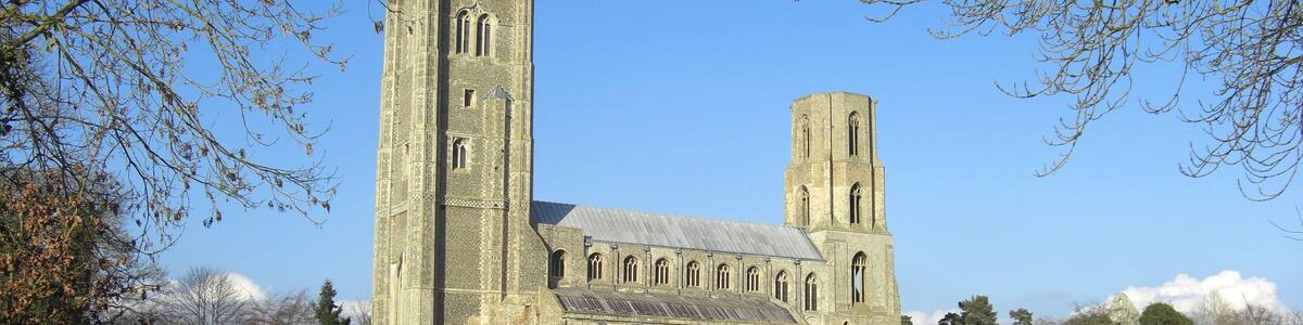 Eine historische Kirche mit zwei Türmen und einem großen Rundbogenportal.