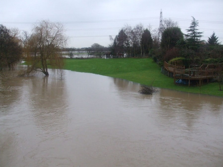 The River Derwent forming the boundary between North Yorkshire and the East Riding of Yorkshire, England. Floods at Kexby, North Yorkshire, January 2008 the River Derwent floods into Kexby Ings and beyond.