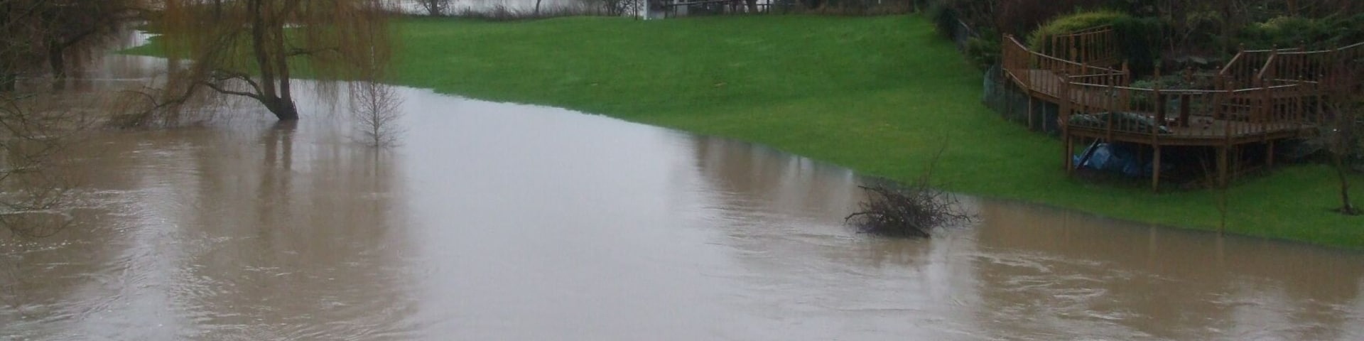 The River Derwent forming the boundary between North Yorkshire and the East Riding of Yorkshire, England. Floods at Kexby, North Yorkshire, January 2008 the River Derwent floods into Kexby Ings and beyond.