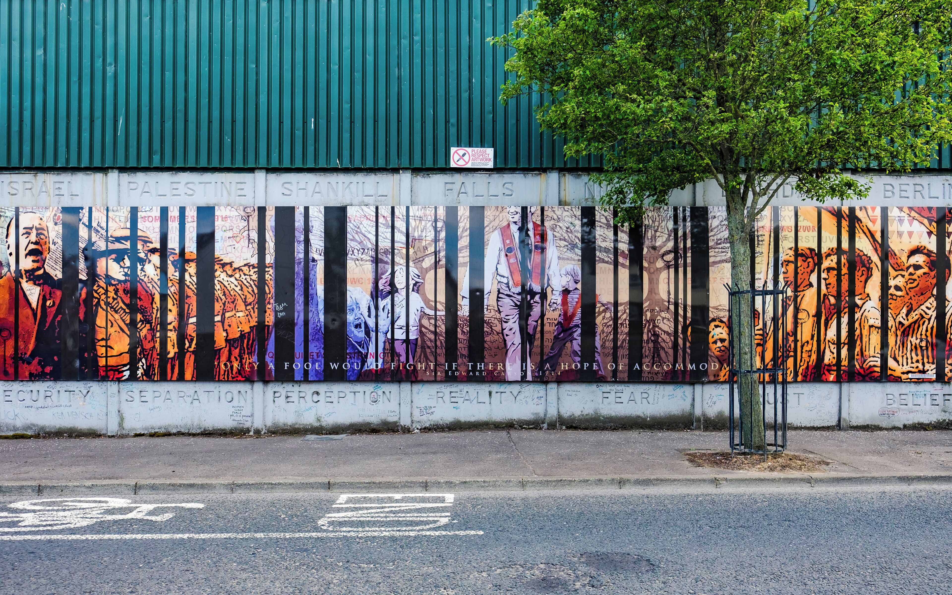 "The troubles" have officially ended in Belfast 20 years ago, but the piece lines, those up to 25 feet high separation barriers, are still very present and worth seeing to remind us of this difficult past !
#culture