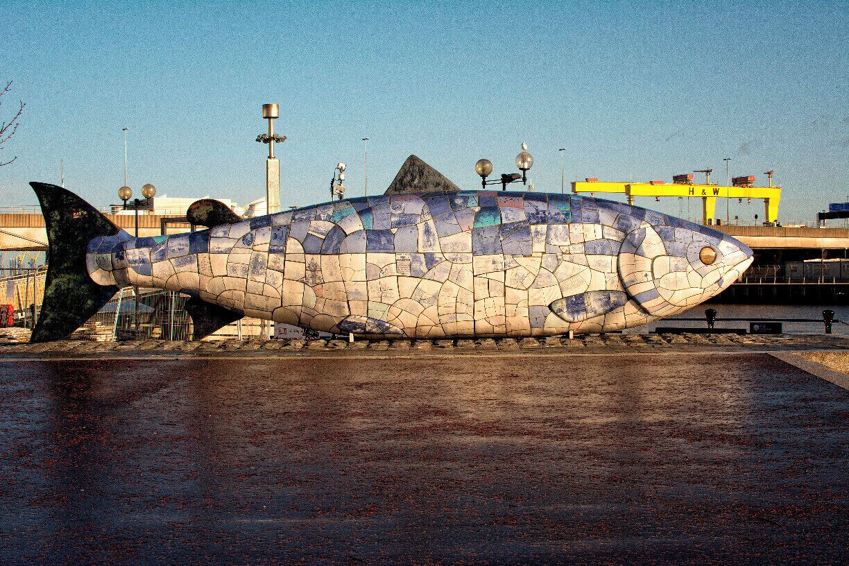 Escultura de peixe em mosaico em um espaço público.
