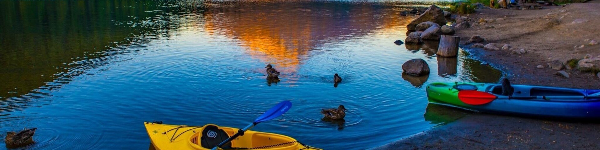 Beautiful Trillium Lake in Oregon besides killer views, offers so many activities-camping, fishing, swimming, kayaking and hiking just to name a few.
Located in central Oregon it’s a great to visit and stay either in the campgrounds or in one of the hotels nearby.
Picturesque, great place for photographing sunrises and sunsets as well as reflections of beautiful Mt. Hood. #LikeALocal
