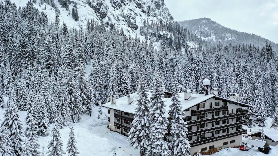 Snow day! Surrounded by peace and serenity and nothing but whiteness!
Happy New Years!
#snow #skiing #chalet #outdoors #pnw #washington #state #trees #optoutside #drone #mountains