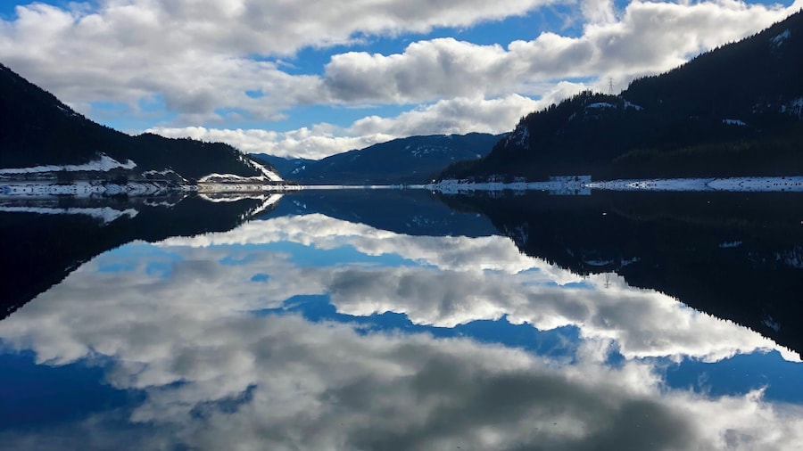 This is where I learned to snowshoe. Get there early and make sure you have a Sno Park permit you can buy one at the Hyak entrance if you don’t have one. Make sure you go all the way down to the lake as it’s crystal clear. You can go in summer as well to boat or kayak but if you have never been snowshoeing I definitely recommend you try it! #lifeatexpedia