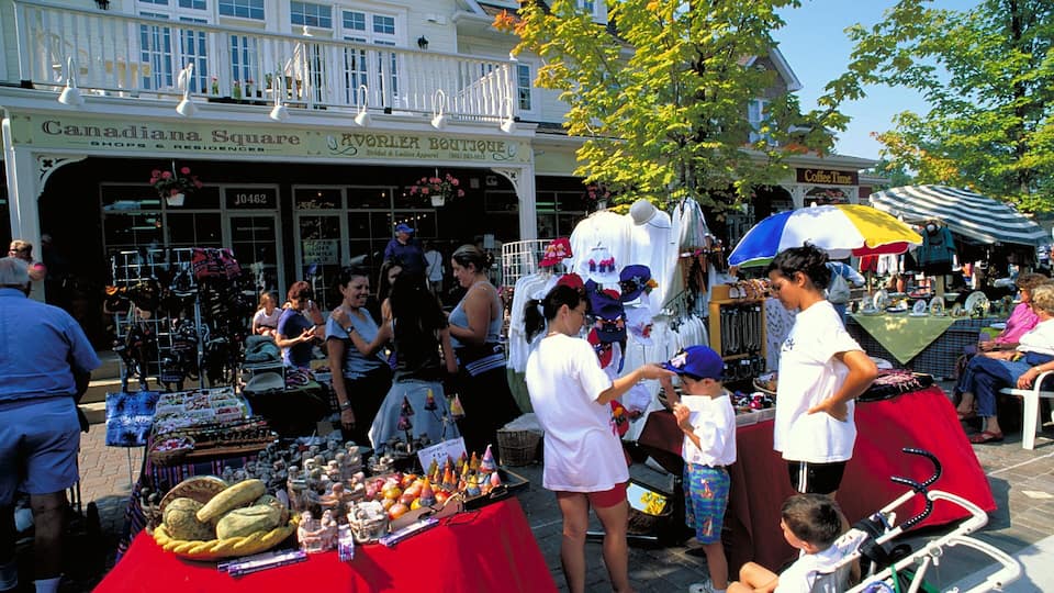 Kleinburg som inkluderer marked i tillegg til en stor gruppe med mennesker