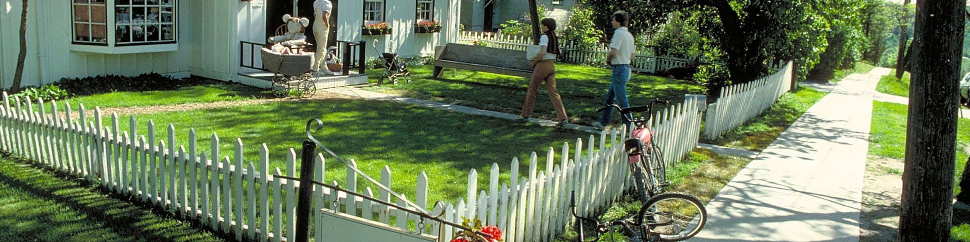 Kleinburg showing a house and signage