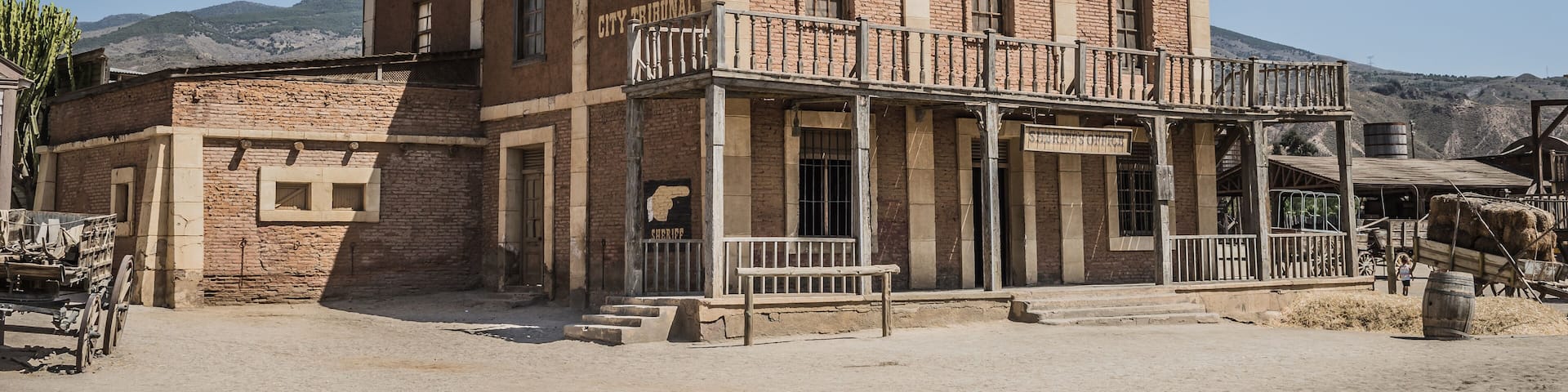 edificio del sheriff en un poblado del antiguo oeste