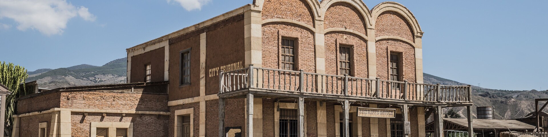 edificio del sheriff en un poblado del antiguo oeste