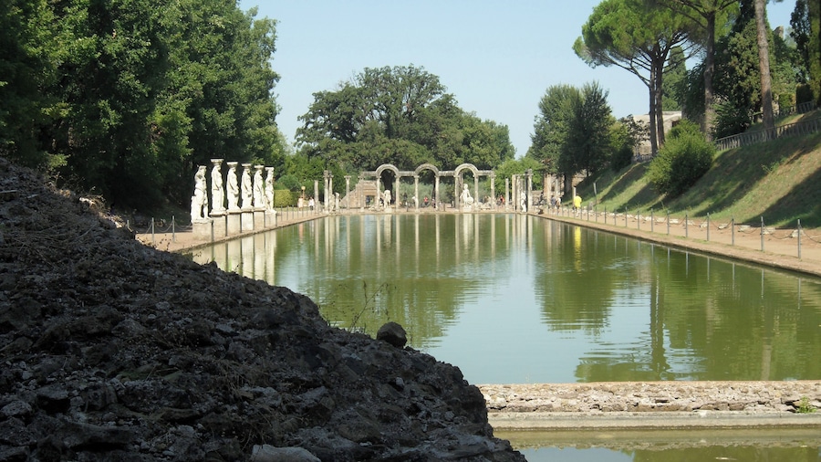 Una fuente histórica con estatuas y agua cristalina.