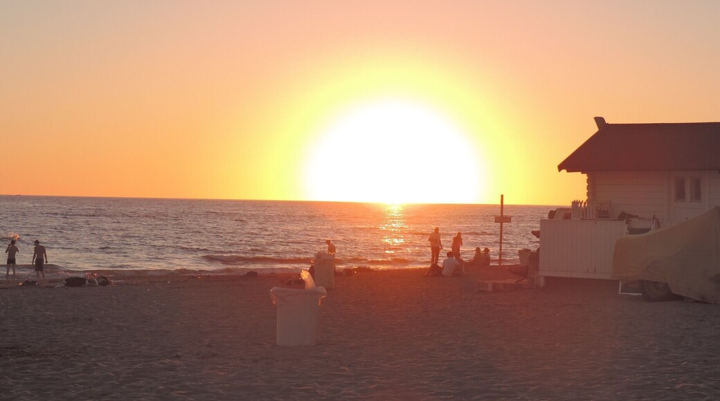 Something about a sunset over the water that gets me every time. Swam in the Tyrrhenian Sea in October. That was a treat! Just take the blue line and switch to the gray to get to the coast when in Rome! #goldenhour