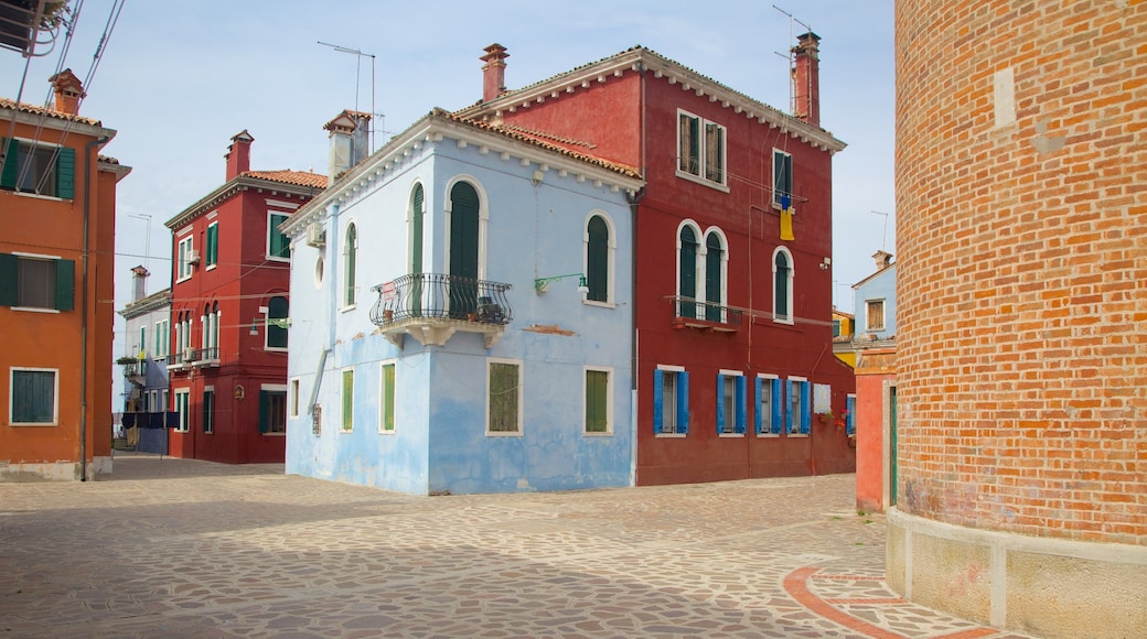 Burano som viser et hus, en lille by eller en landsby og historiske bygningsværker