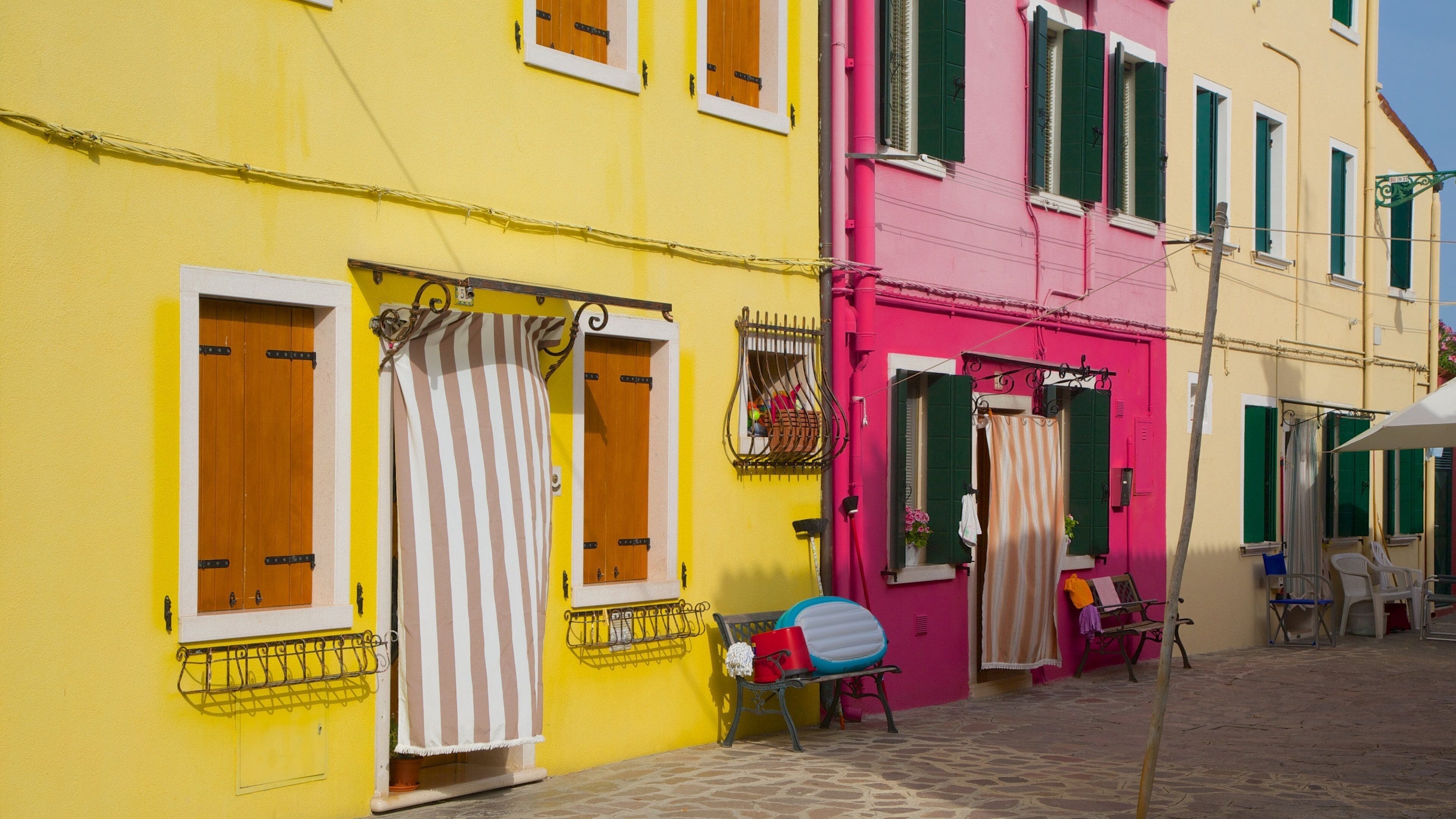 Burano which includes street scenes and a house